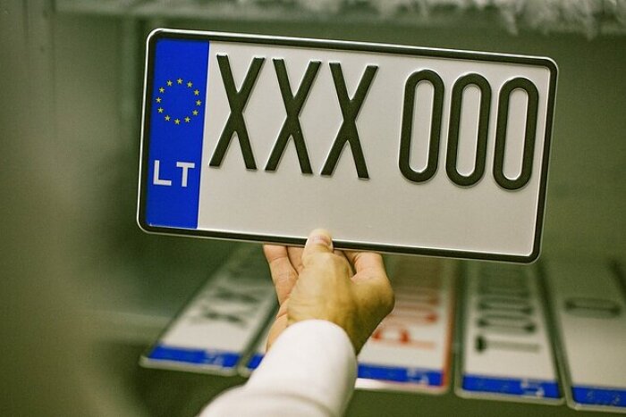 Vienaskaita ar daugiskaita vartotina: automobilio valstybinis numeris KNV 123 ar valstybiniai numeriai KNV 123?