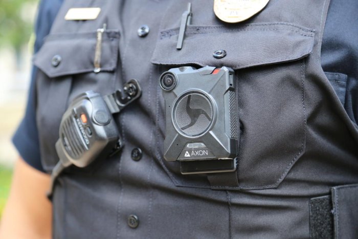 Kaip išversti anglišką terminą „body camera“?